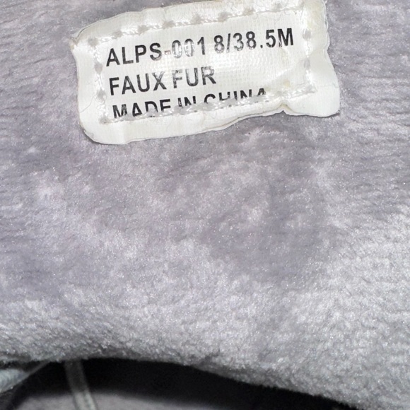 EUC CHINESE LAUNDRY - Picture 8 of 9